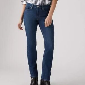 Levi's Classic Straight Fit Women's Medium Wash Blue Denim Jeans - Size 8